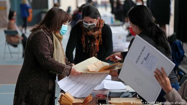 Chile concluye histórica elección para cambiar su Constitución