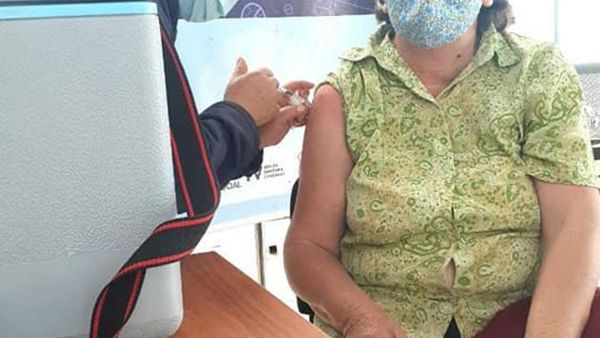 Empezarán a vacunar a los de 65 años para arriba