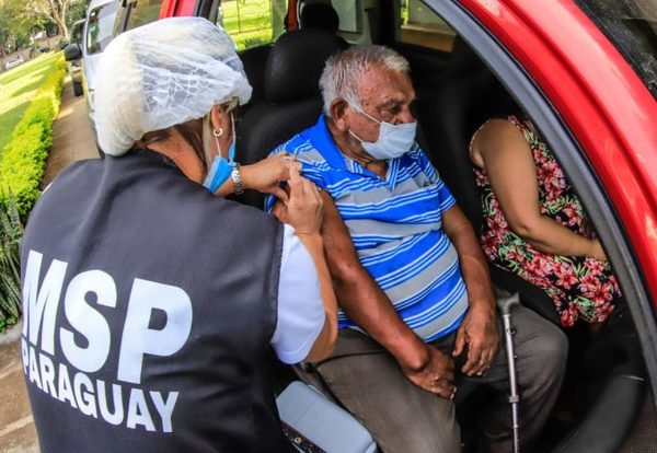 Desde mañana se vacunará a personas de 65 años o por cumplir | Ñanduti