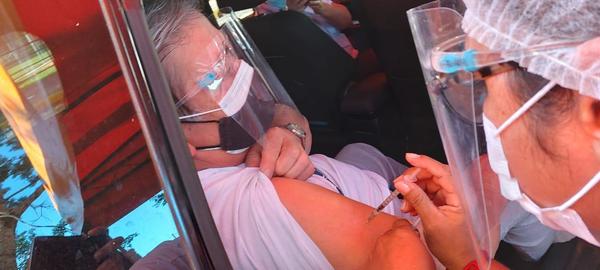 ¡Atención! Salud anunció que desde el martes 18 de mayo personas de 65 años o más podrán ser vacunadas