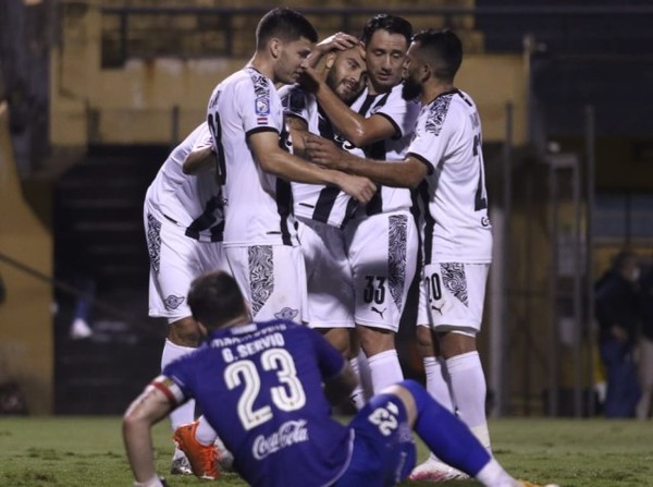 Libertad  con goleada camina al titulo | .::Agencia IP::.