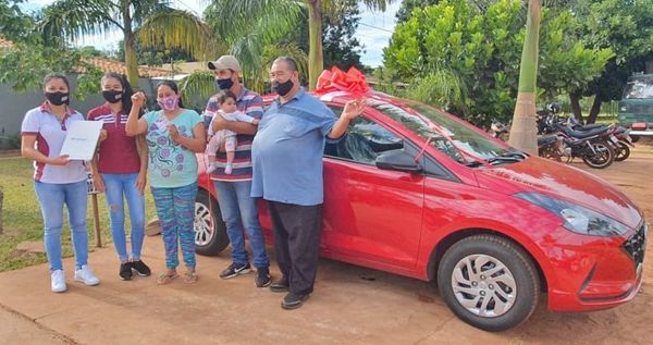 Bingo Radial Pedrojuanino hizo entrega a la ganadora de un automóvil 0 Km.