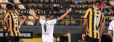 Libertad goleó y quedó un paso del título