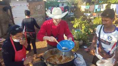 Elías Bernal realiza olla popular en asentamiento del km 11 de CDE - La Clave