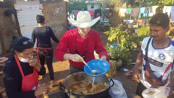 Elías Bernal realiza olla popular en asentamiento del km 11 de CDE - La Clave