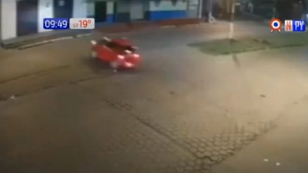 Perdió el control de su vehículo y cruzó la frontera hasta impactar contra salón | Noticias Paraguay