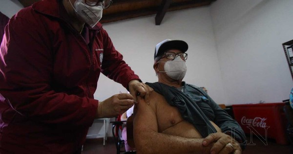 La Nación / Proponen inmunizar en sus casas a mayores que no acudieron a vacunatorios