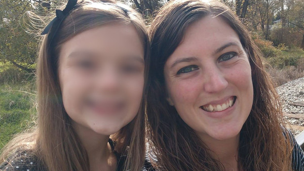 ¡Por amor al dinero! Recaudó miles de dólares fingiendo que su hija tenía una enfermedad terminal