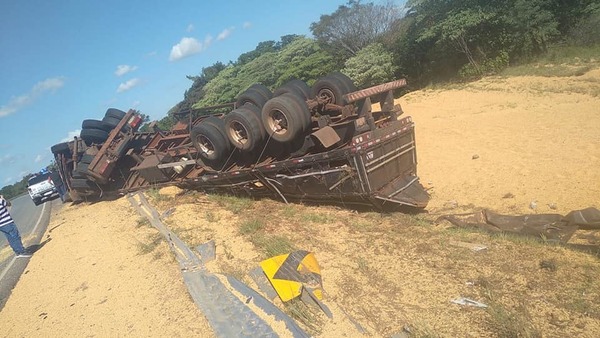 Vuelco de camión en Coronel Oviedo - Noticiero Paraguay