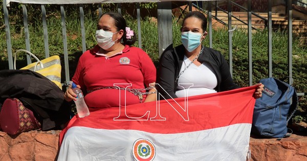 La Nación / Enfermeras exigen salario digno y se encadenan a Salud Pública por indiferencia de Abdo