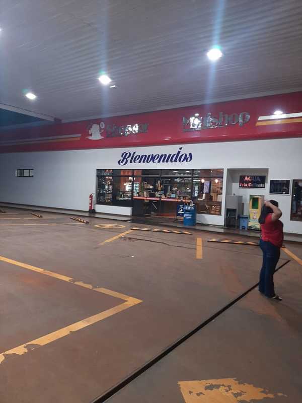 Delincuentes roban armas de guardia de seguridad de un surtidor - La Clave