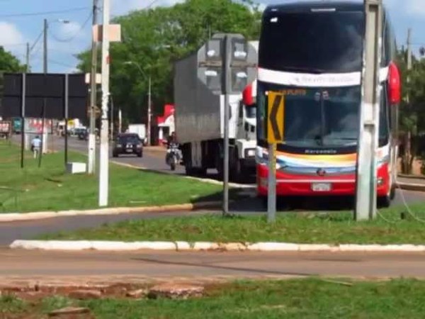 Denuncian que chofer de bus “obligó” a una mujer con discapacidad a viajar parada | Ñanduti