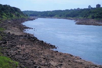 Gestionan operación conjunta con Brasil para enfrentar bajante del río Paraná