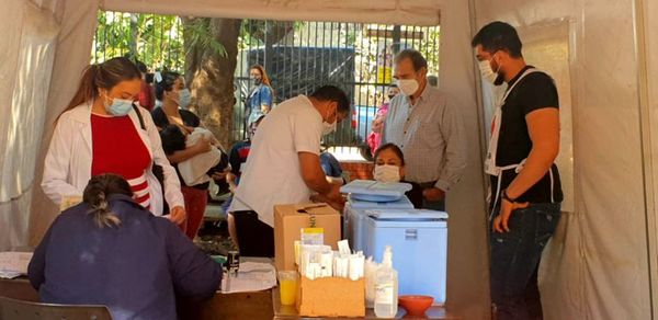 Gran afluencia en los puestos de vacunación de Ciudad del Este  - ABC en el Este - ABC Color