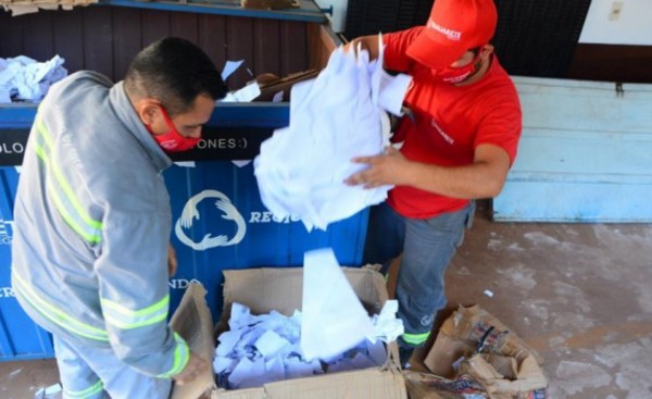 Comuna entrega 90 kg de papeles reciclados