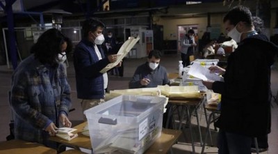 MUNDO | Chile castiga a la clase política y confía el cambio a los independientes