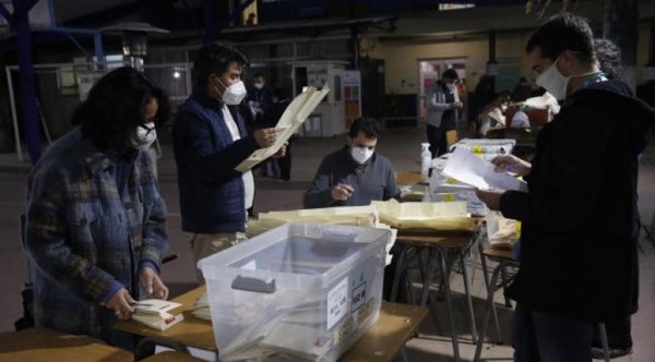 MUNDO | Chile castiga a la clase política y confía el cambio a los independientes