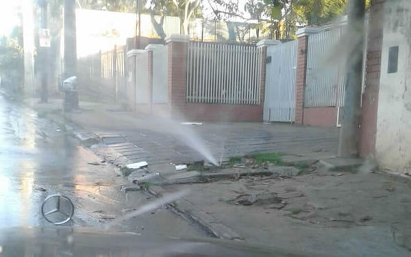 Nenecho dispara a Essap por caños rotos que revientan calles de Asunción (Video)