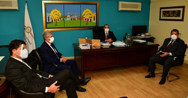 La Nación / Duarte Frutos entrega documentos a la CGR y anuncia que incluirán ejecución de los últimos 15 años