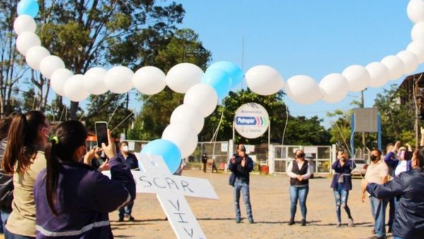 Lanzan rosario de globos al cielo en honor a ciclista fallecido