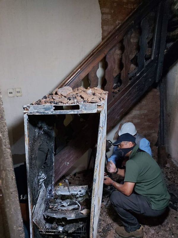 Falla eléctrica o sobrecalentamiento de una heladera habrían causado incendio en la Catedral de Asunción - Nacionales - ABC Color