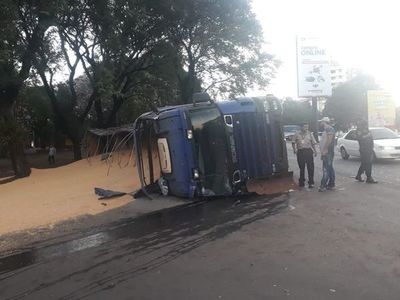 Camión cargado de maíz vuelca al evitar embestir contra un vehículo en CDE - ABC en el Este - ABC Color