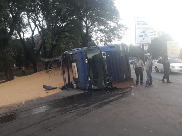 Camión cargado de maíz vuelca al evitar embestir contra un vehículo en CDE - ABC en el Este - ABC Color