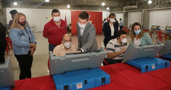 La Nación / Se inició la verificación de máquinas de votación con datos de candidatos