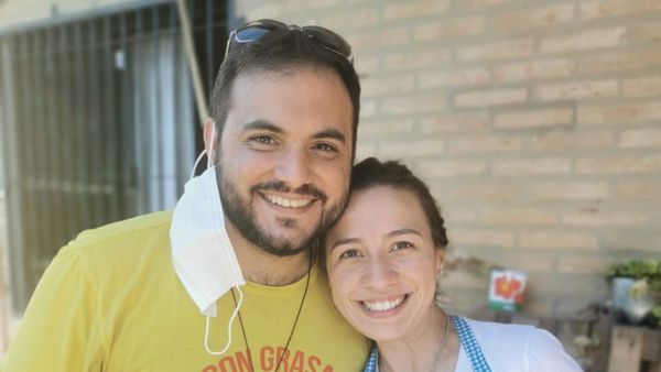 Festejaron su aniversario de boda repartiendo comida en hospitales