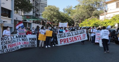 La Nación / Enfermeras protestan y exigen salario digno