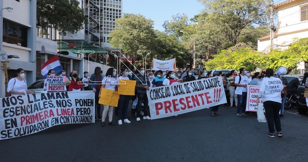 La Nación / Enfermeras protestan y exigen salario digno