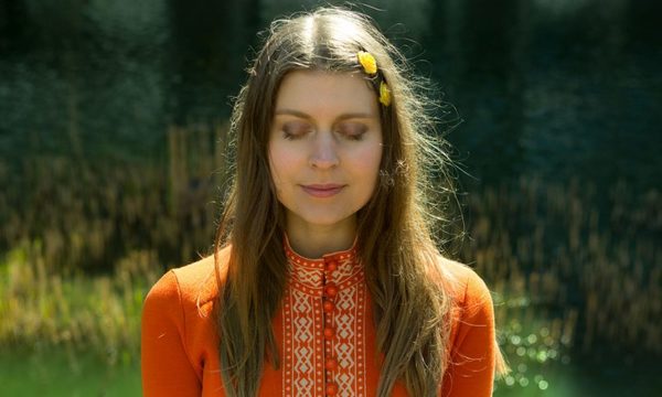 Lydia Ainsworth lanza “Cake”