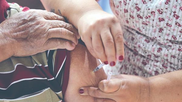 COVID-19: Hoy empieza vacunación a los de 65 años o más