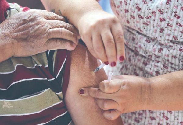 COVID-19: Hoy empieza vacunación a los de 65 años o más
