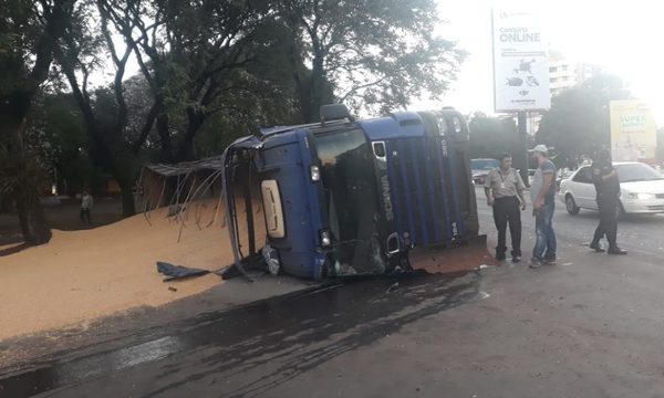 Camión cargado de granos de maíz vuelca tras esquivar a un automóvil – Diario TNPRESS