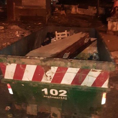 Hallan en contenedor un ataúd con restos de piel y fluidos en pleno microcentro de Asunción