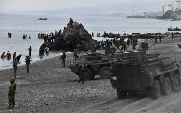 Miles de inmigrantes cruzan la frontera desde Marruecos y España despliega el ejército | .::Agencia IP::.