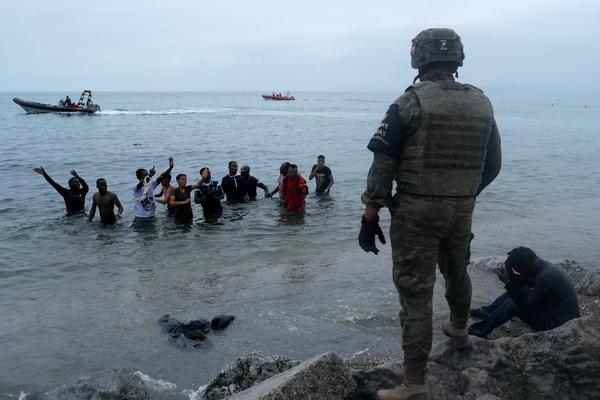 Crisis migratoria y humanitaria: España despliega el Ejército tras la llegada de 6.000 migrantes desde Marruecos (Fotos+Video)