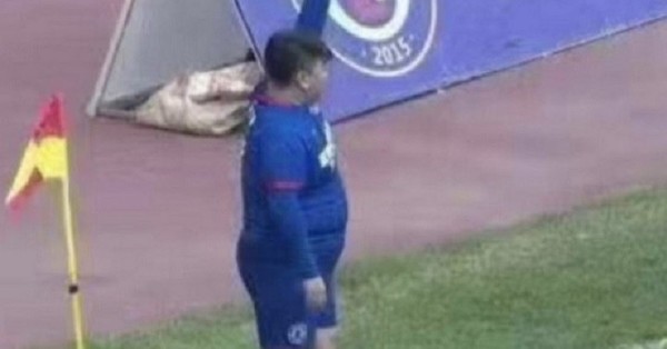 Millonario chino compró un equipo y obligó al DT a poner a su hijo de 126 kilos como titular - SNT