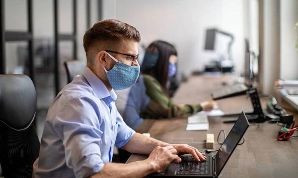 Trabajar más de 55 horas semanales aumenta el riesgo de muerte advirtió la OMS