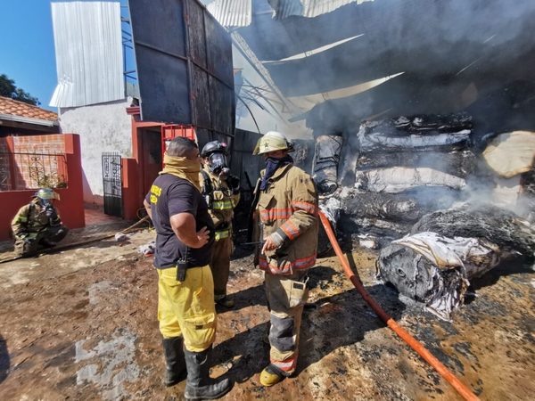 Incendio de gran magnitud en una fábrica de pañales en Fernando de la Mora | Ñanduti