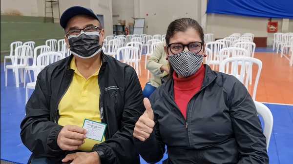 Adultos mayores exhortan a acudir a centros vacunatorios