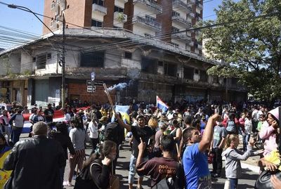 Organizaciones sociales presionan para mantener despilfarro con US$ 47 millones con protestas - Nacionales - ABC Color