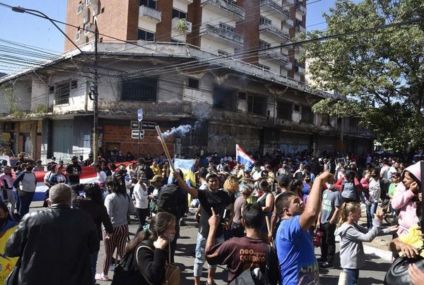 Organizaciones sociales presionan para mantener despilfarro con US$ 47 millones con protestas - Nacionales - ABC Color