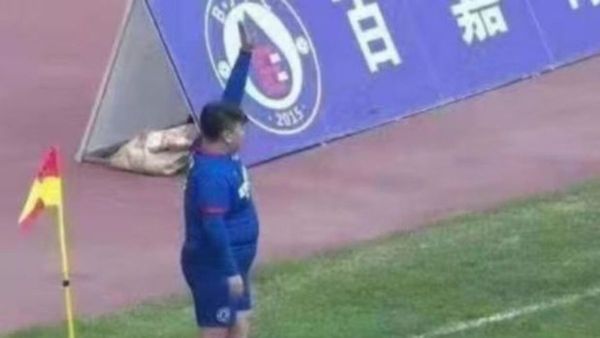 Compró un club y exigió que su hijo de 126 kilos juegue