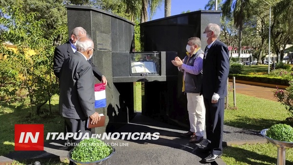 INAUGURAN MONUMENTO A LA BIBLIA EN LA PLAZA DE ARMAS.