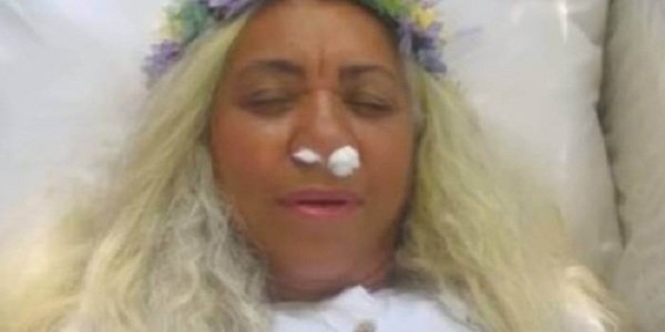 Simuló estar muerta para ver a sus amigos llorar en el funeral