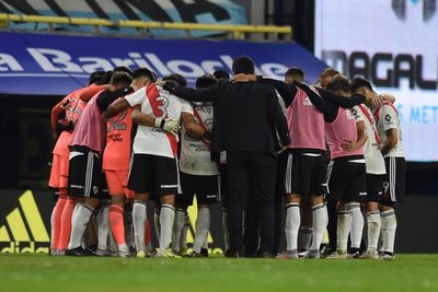 Diezmado por COVID-19, River aún no completa un once para jugar la Copa