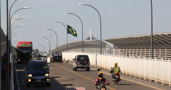 La Nación / Más de 400 conductores paraguayos “rebotaron” al intentar cruzar Foz