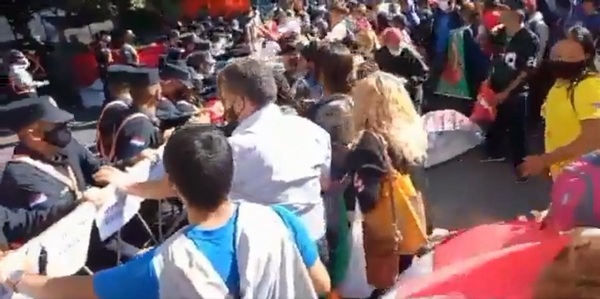 Manifestación frente al MUVH por baja ejecución presupuestaria